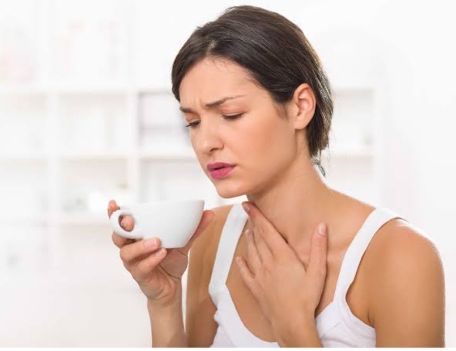 गले में अटका महसूस होता है खाना? जानें कारण और घरेलू उपचार (डायटीशियन अमृता कुमारी?)